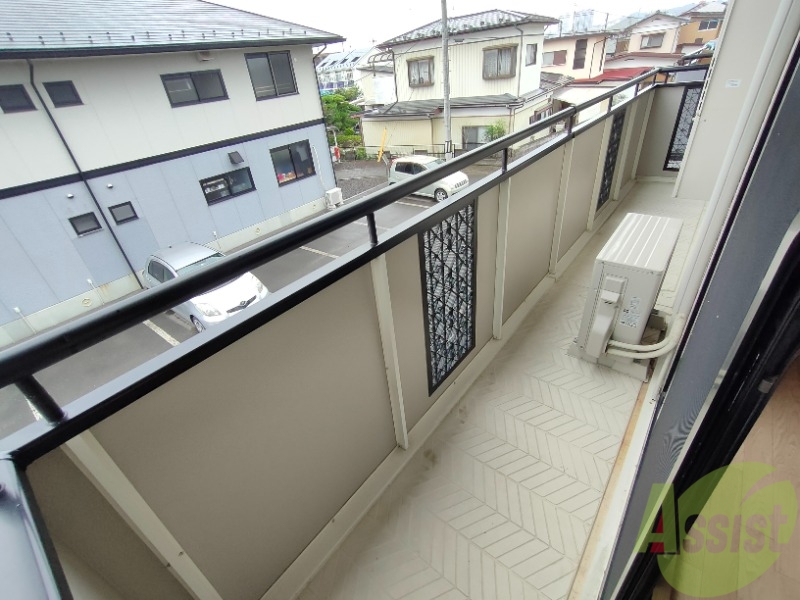 バルコニー　バルコニー。洗濯物がはかどりそうな広さがありますよ。