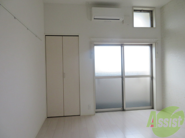 居室・リビング　大きな窓から優しい光が差し込みますねー。