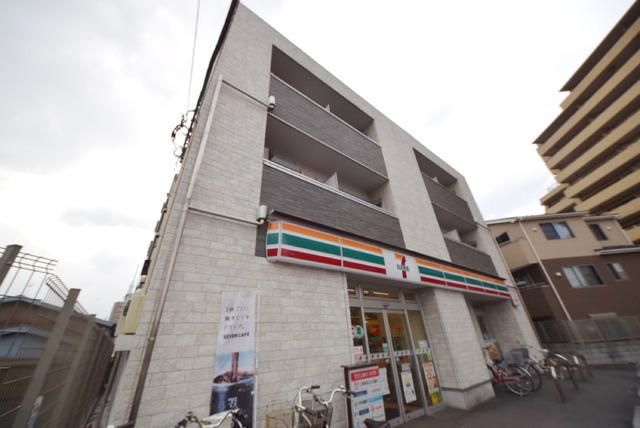 建物外観　目の前に旧中川が流れる鉄骨造のマンションです