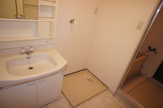 洗面設備　独立洗面台付き脱衣所。