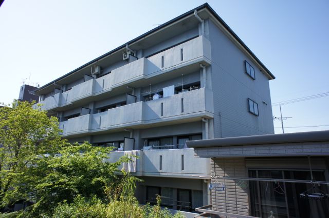 建物外観　日当たり良好。まだまだ綺麗なマンションです。