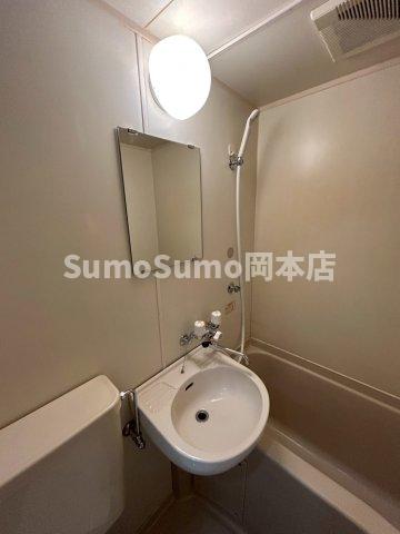 洗面設備　明るい洗面所です