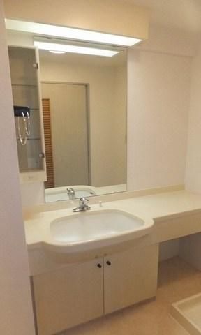 洗面設備　大きな洗面台も完備です。