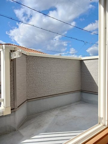 バルコニー　暖かな日差しのふりそそぐバルコニー