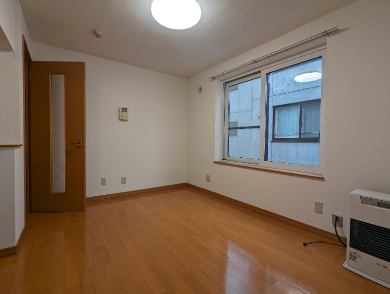 居室・リビング　退去予定につき同タイプ別号室の画像です。