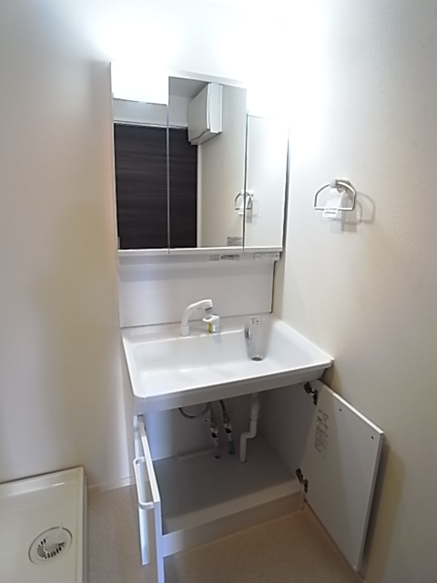 洗面設備　三面鏡付洗面台