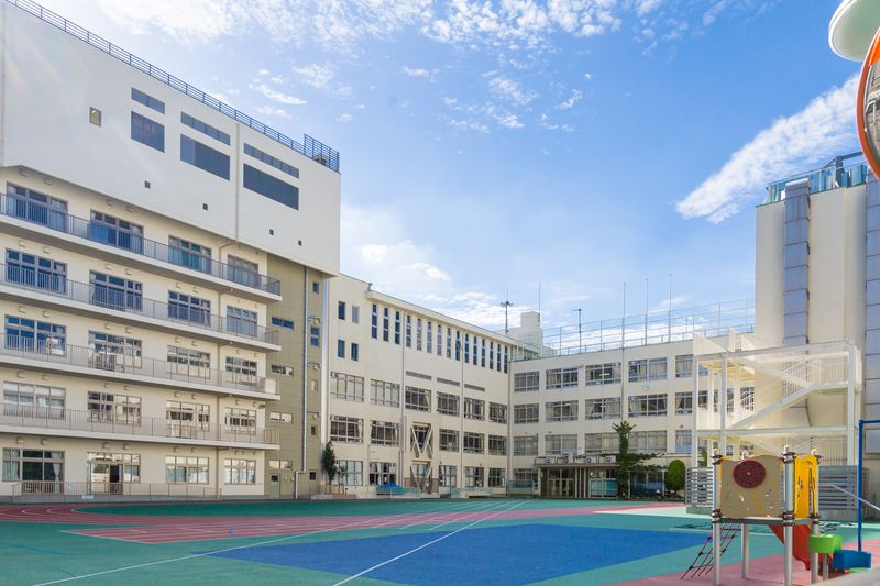 小学校　中央区立久松小学校（小学校）まで608m