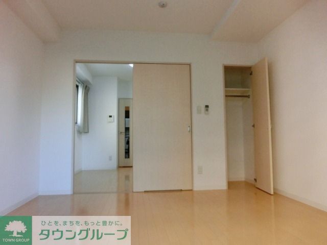 その他部屋・スペース　バルコニー側より見た室内