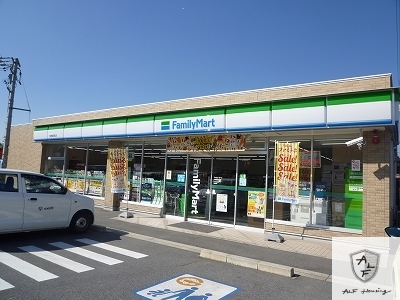 コンビニ　ファミリーマート（コンビニ）まで250m