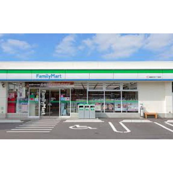 コンビニ　ファミリーマート近鉄津新町駅前店（コンビニ）まで143m
