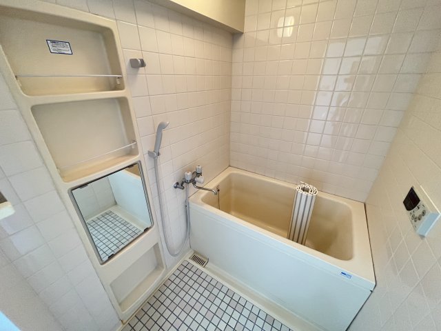バス・シャワールーム　棚付きで使いやすいお風呂です☆