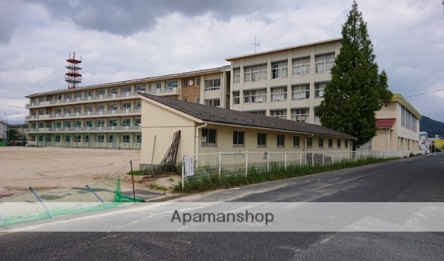 中学校　南中学校（中学校）まで800m