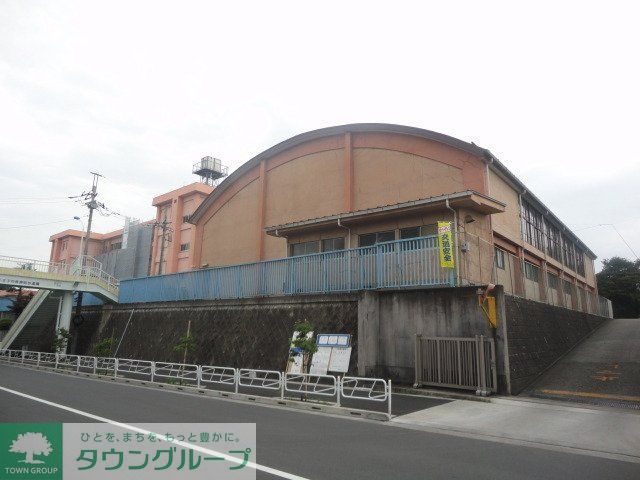 小学校　八王子市立長房小学校（小学校）まで549m