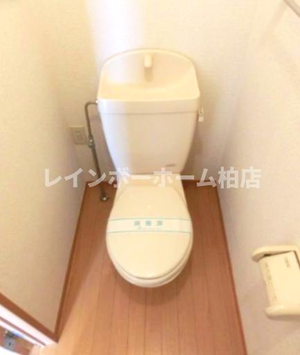トイレ　落ち着いた色調のトイレです