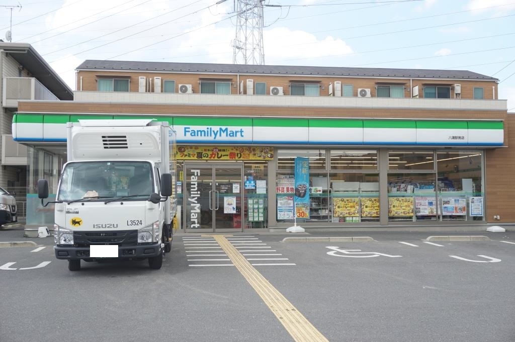 コンビニ　ファミリーマート 八潮駅南店（コンビニ）まで526m