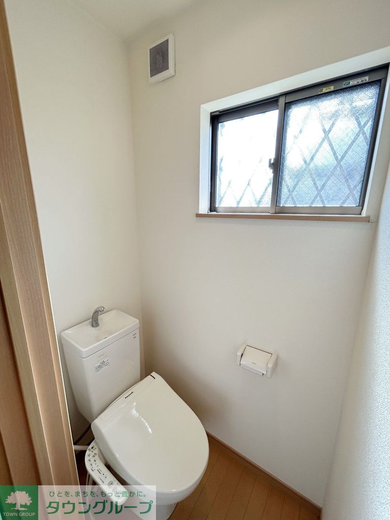 トイレ　★温水洗浄便座付き・換気用の窓もあります★