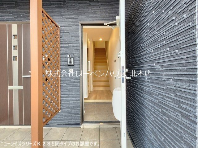 玄関　レーベンハウス北本店へ048-590-5757