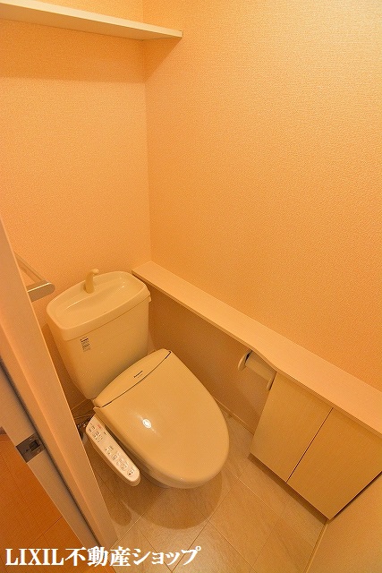 トイレ　収納がある温水洗浄便座付のトイレです。