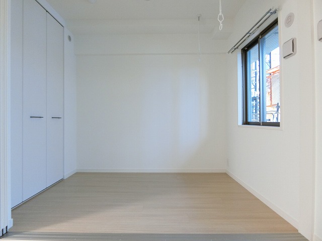 その他部屋・スペース　洋室も南東向きで明るいです！広さは３．０帖。
