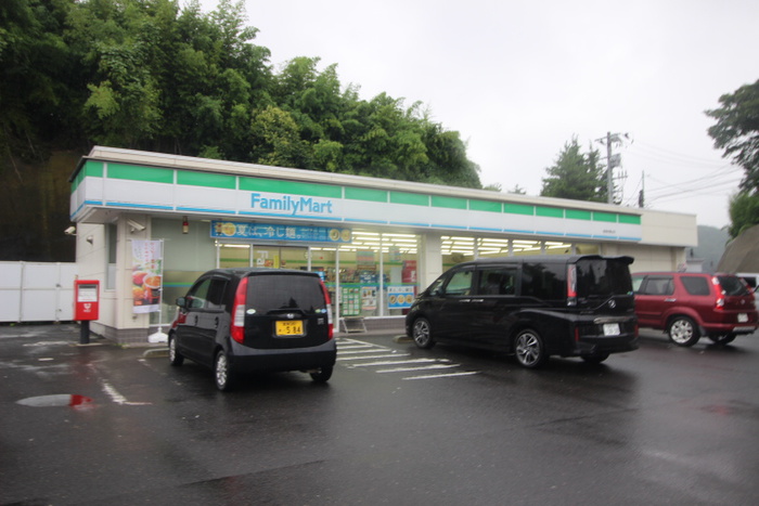コンビニ　ファミリーマート（コンビニ）まで696m
