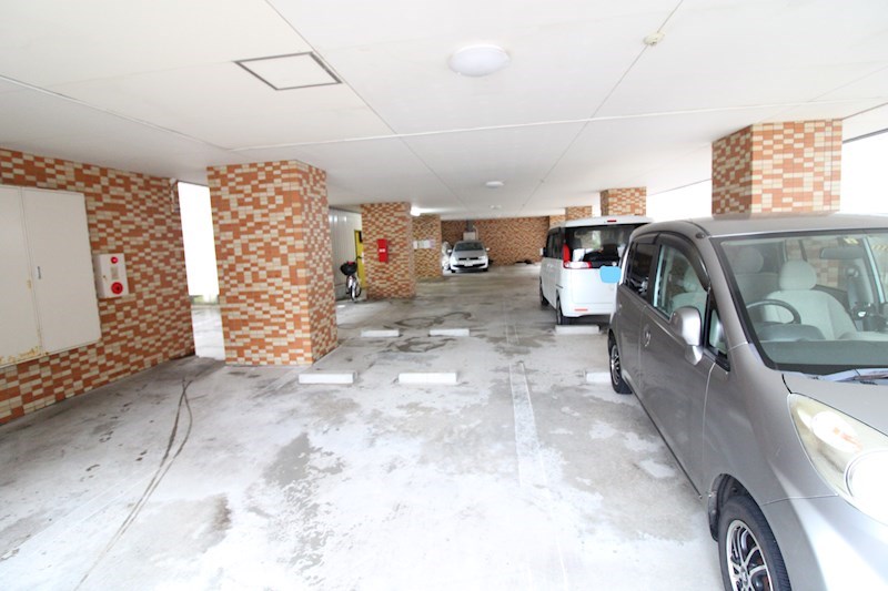 駐車場　屋根付駐車場