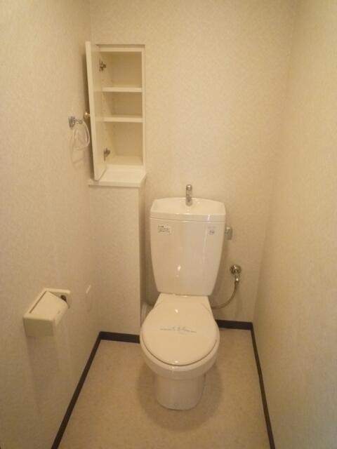 トイレ　収納付きのトイレです
