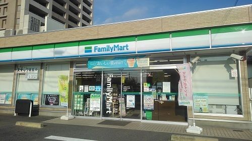 コンビニ　ファミリーマート（コンビニ）まで400m