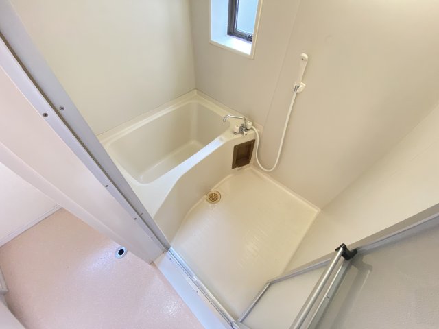 バス・シャワールーム　小窓付でしっかり換気のできるバスルーム♪