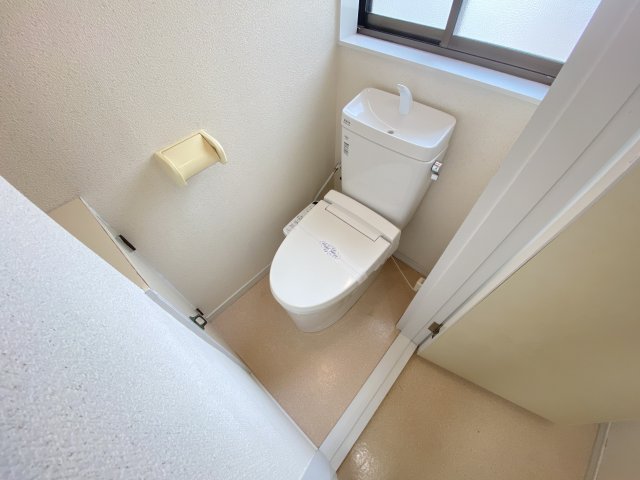 トイレ　ウォシュレット付の洋式トイレです♪