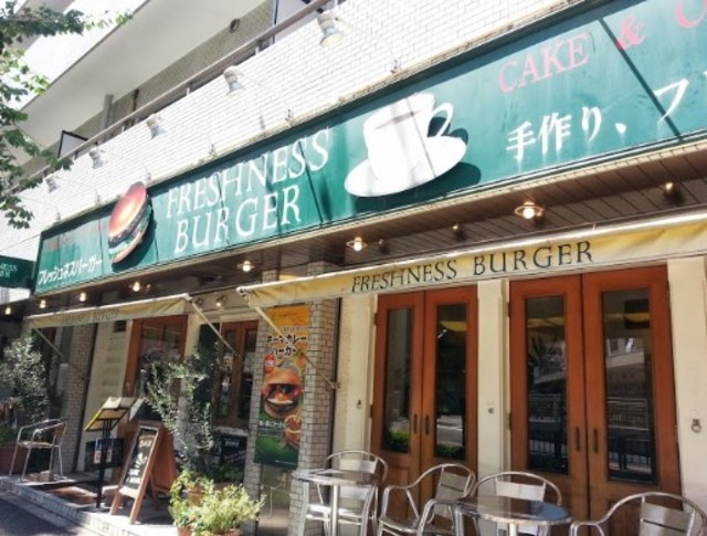 飲食店　フレッシュネスバーガー新宿6丁目店（飲食店）まで335m