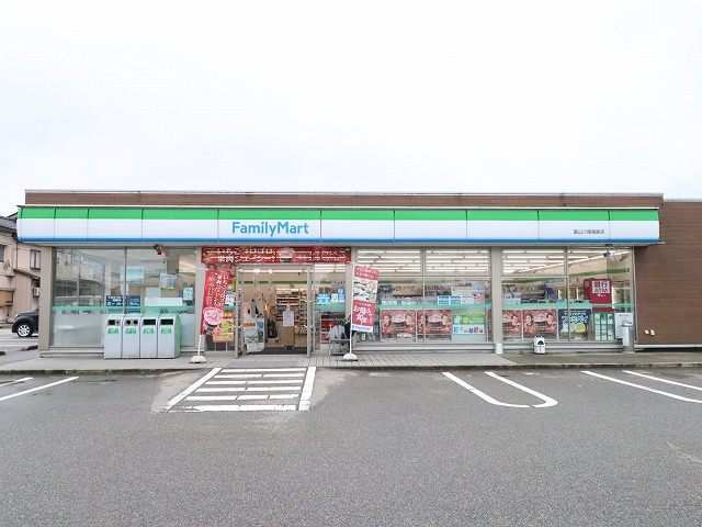 コンビニ　ファミリーマート（コンビニ）まで844m