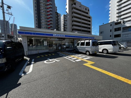 コンビニ　ローソン 港区弁天五丁目店（コンビニ）まで242m