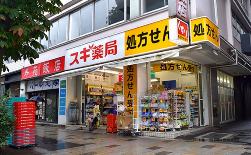 ドラックストア　スギ薬局南青山店（ドラッグストア）まで704m
