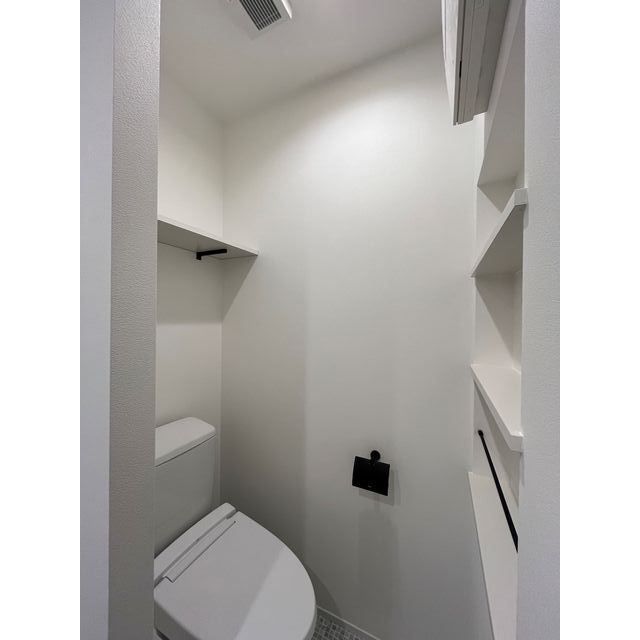 トイレ　収納棚付きのトイレスペースです♪