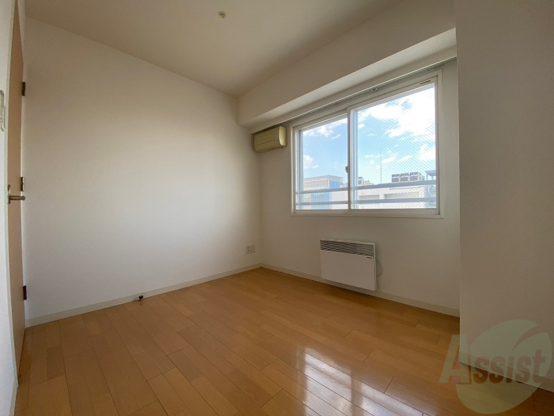 その他部屋・スペース　寝室はこちらです。光が差し込む、温かみのあるお部屋です。