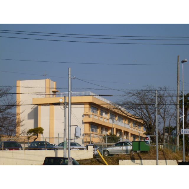 小学校　つくばみらい市立伊奈東小学校（小学校）まで880m