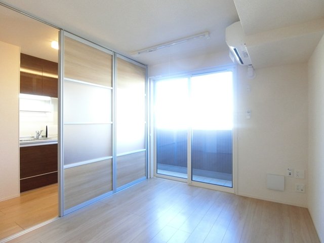 居室・リビング　洋室6.1帖☆バルコニーに繋がるお部屋です！エアコン付きで1