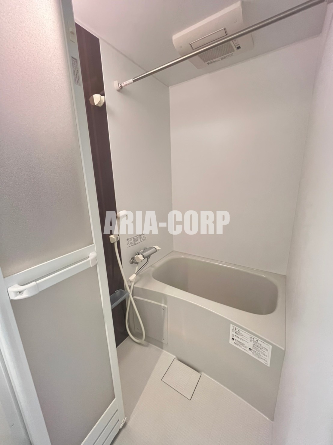バス・シャワールーム　浴室乾燥機付き。カラーパネル採用でお洒落なバスルームです。