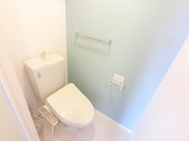トイレ　温水洗浄便座付きトイレです。