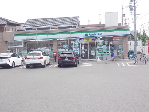 コンビニ　ファミリーマートみよし市東山台店（コンビニ）まで142m