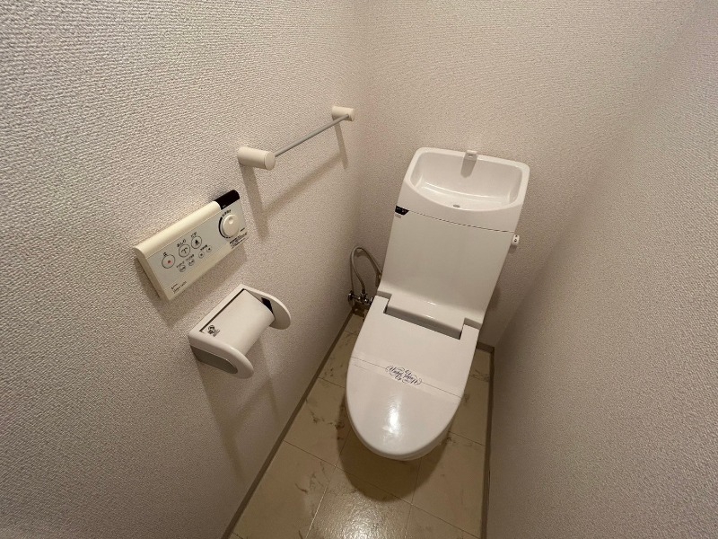 トイレ　ウォシュレット機能がついたトイレ。安心して使用できますね。