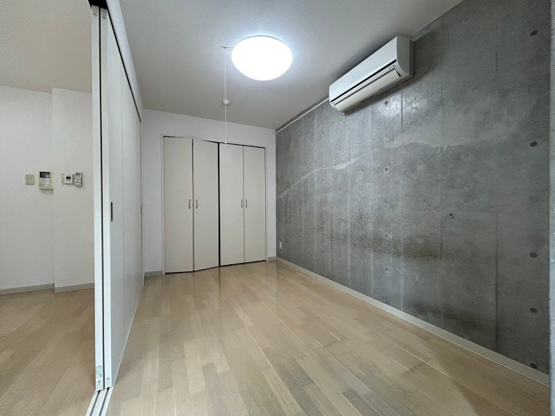 その他部屋・スペース　寝室はこちらです。光が差し込む、温かみのあるお部屋です。
