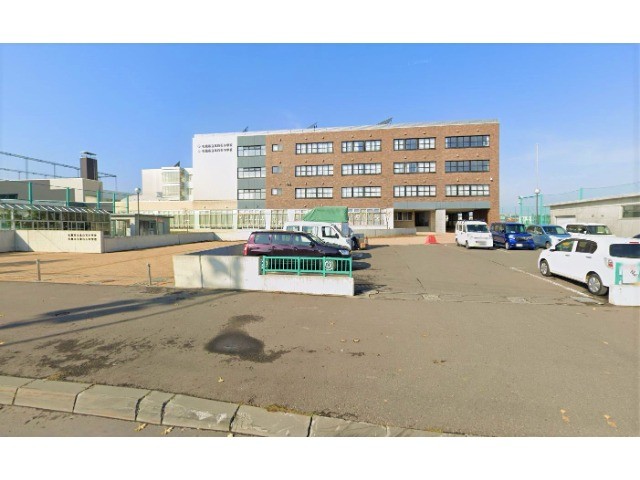 中学校　札幌市立北白石中学校（中学校）まで1092m