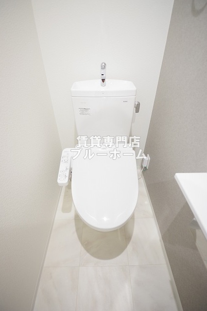 トイレ　温水洗浄機能付き便座！