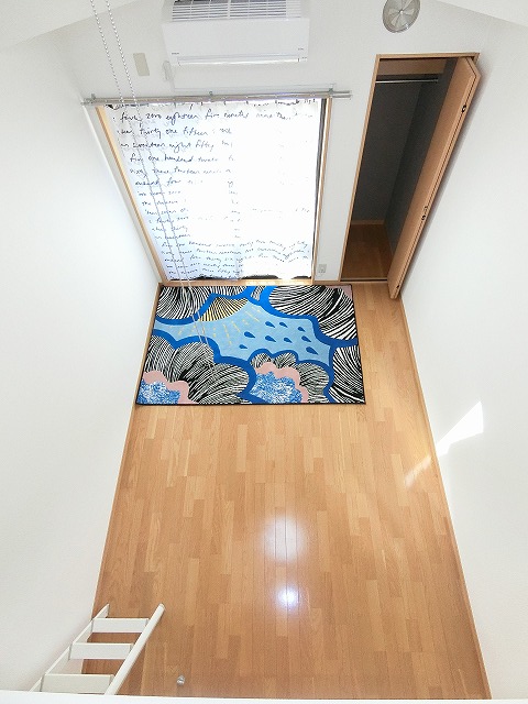 眺望　ロフトからの景観です！天井が高く開放感のある洋室6.4帖のお