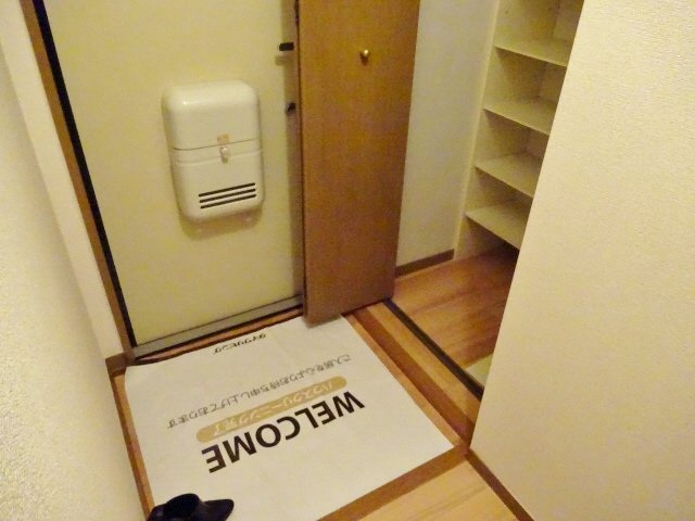 玄関　下駄箱完備
