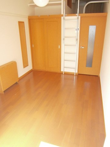 居室・リビング　ロフトのお部屋は天井が高くて開放的です
