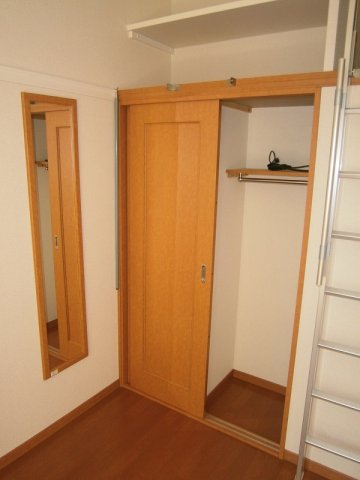 その他部屋・スペース　クローゼットの上部にも収納がついています