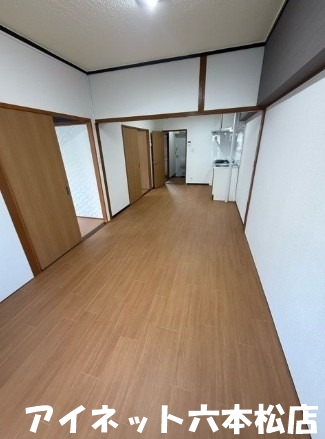 居室・リビング　家具の配置に困らないリビングですね