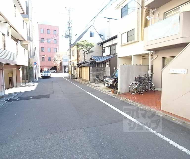 その他　前面道路です。